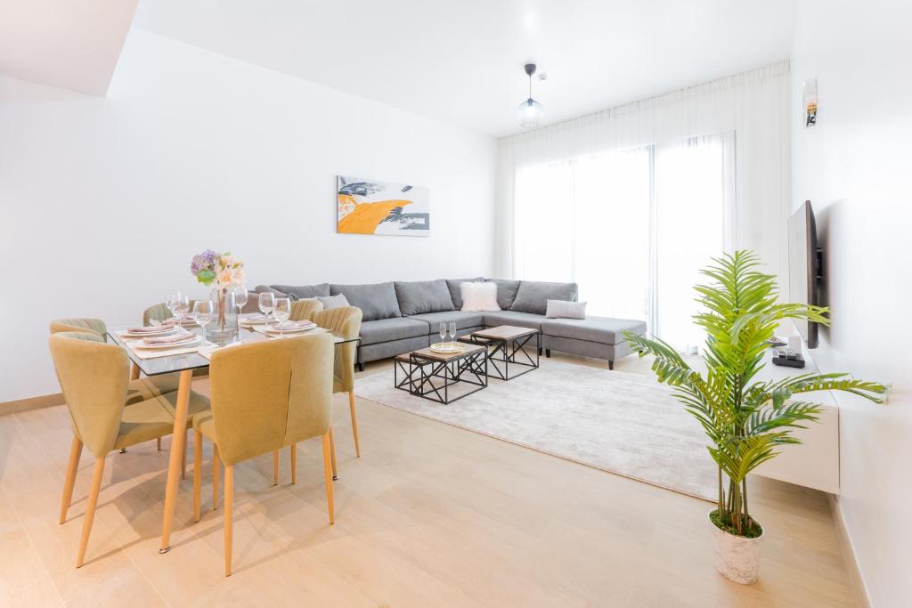 هتل استنینگ 2بی آر آپارتمان این پورت دی لا مر - Stunning 2BR Apartment in Port De La Mer