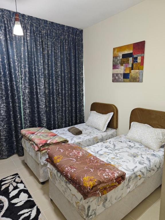 هتل توئینز روم این شررد آپارتمان - Twins Room in Shared Apartment