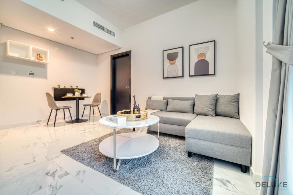 هتل کلاسیك 1BR ات مگ 510 دبی ساوت بای دلاکس هالیدی هومز - Classic 1BR at MAG 510 Dubai South by Deluxe Holiday Homes