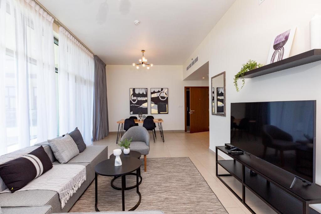 هتل امیزینگ دیل! استونینگ 3 بی آر آپت وید هیوج تراس - جی وی تی - Amazing DEAL! Stunning 3BR Apt with Huge Terrace - JVT
