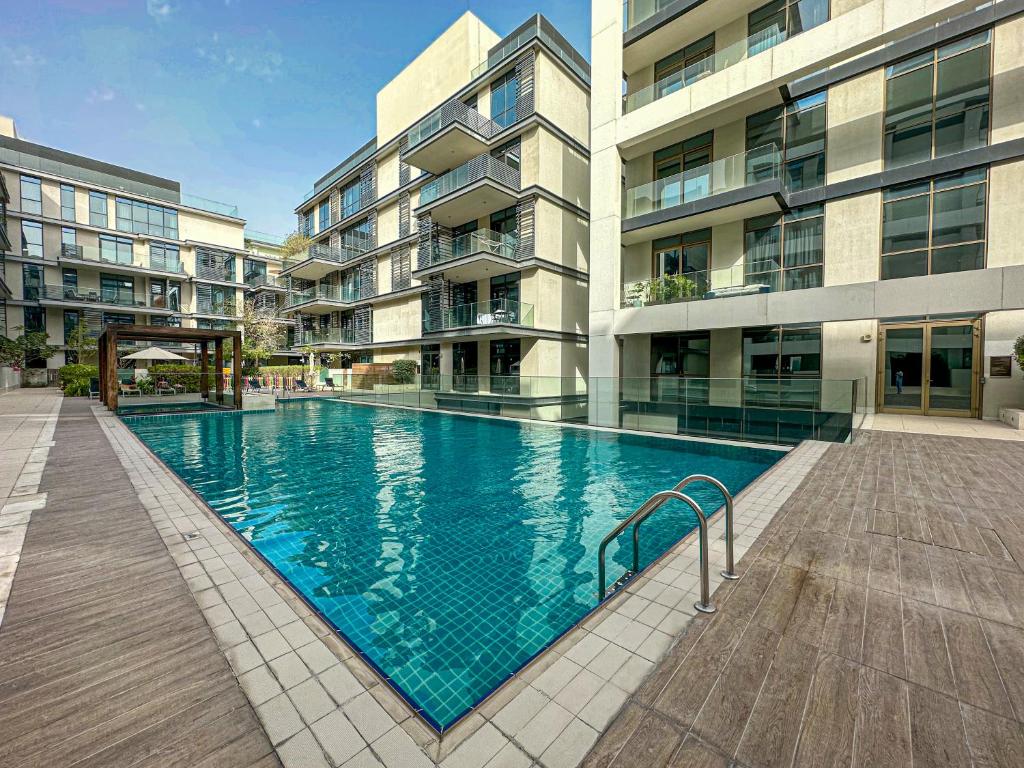 هتل های گستس - چارمین ریتریت این سیتی والک ویت بالکنی اند پول - HiGuests - Charming Retreat in CityWalk With Balcony and Pool