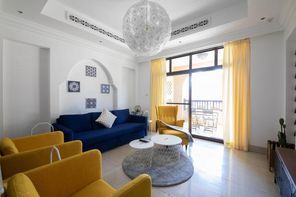 هتل شیک 2بی آر ویت برج خلیفه ویو در سوک ال بحار - Chic 2BR with Burj Khalifa View in Souk Al Bahar