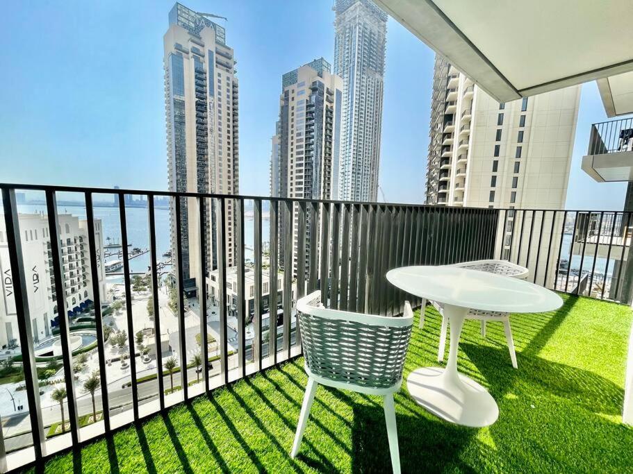 هتل الگنت اند شیک 2بدروم بالکنی کریک واترFront - Elegant & Chic 2bedroom balcony Creek Waterfront