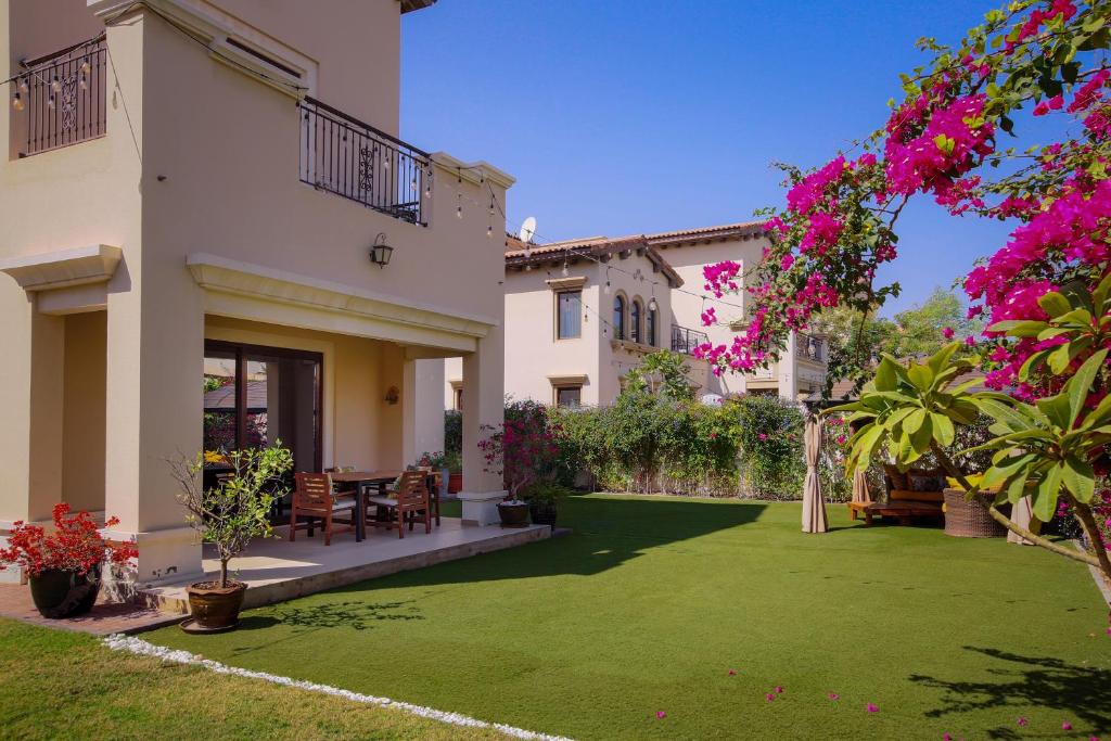 هتل اسپیشس، امیزینگ ویلا ویت آ بیوتیفول بلومینگ گاردن! - Spacious,amazing villa with a beautiful blooming garden!