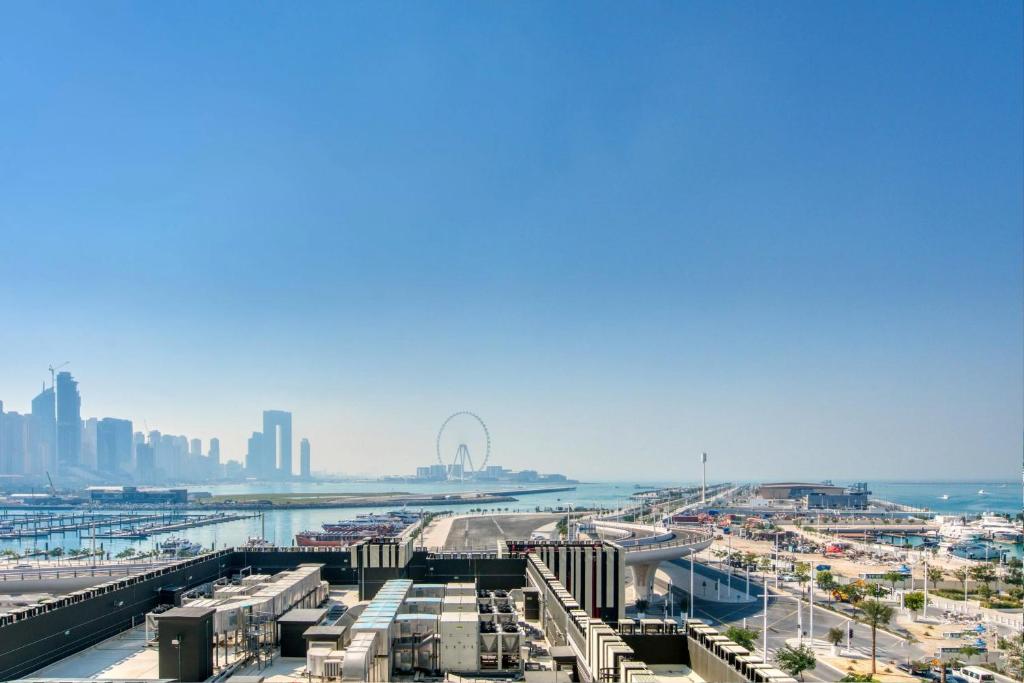 هتل راوشینگ 2BR آپت ویت دازلینگ ویوز @سانرایز بی - Ravishing 2BR APT with Dazzling Views @Sunrise Bay