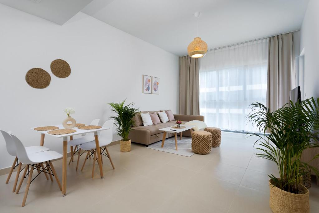 هتل ویوز هالی‌دی هوم - شیک آپارتمان ویت دبی اسکای‌لاین ویوز - Waves Holiday Home - Chic Apartment With Dubai Skyline Views