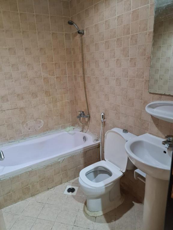 هتل آل‑موند تایور، گاردن سیتی Almond Tower, Garden City