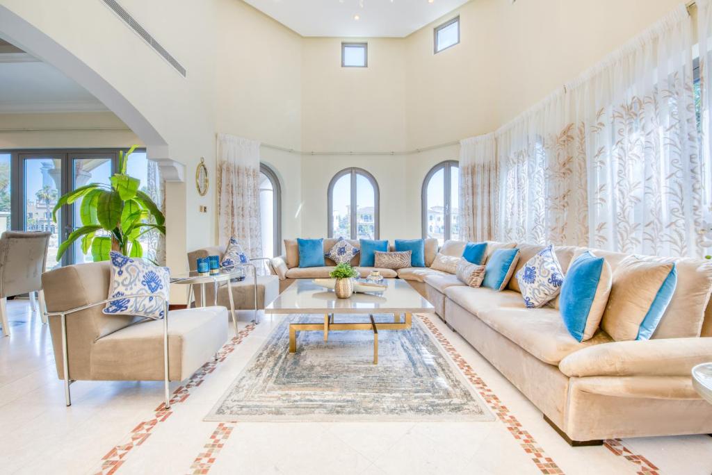 هتل استنینگ ویلا وید پرایوت پول اند بیچ اکسس - Stunning Villa with Private Pool & Beach Access