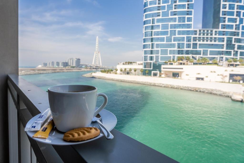 هتل ویوز هالیدی هوم - واتفروت آپارتمان وید بریتیکینگ سی ویوز - Waves Holiday Home - Waterfront Apartment With Breathtaking Sea Views