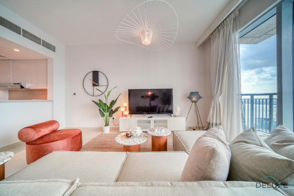 هتل دیستینگویشد 3BR ویت اسیستنتز روم ات هاربر ویوز تاور 1 بای دلاکس هالی دی هومز - Distinguished 3BR with Assistants Room at Harbour Views Tower 1 By Deluxe Holiday Homes