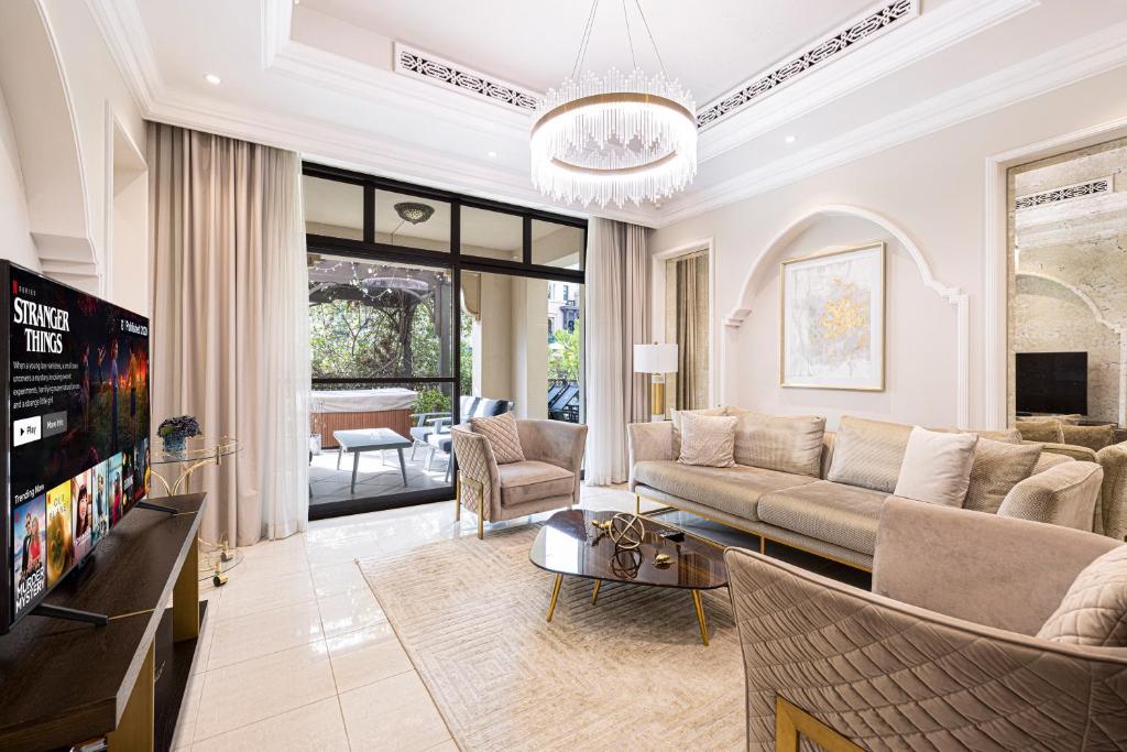 هتل لاکسریس یونیک 2 بد وید پرایوت جکوزی اند گاردن - کانکد تو سوک ال بحر - دبی مال - Luxurious Unique 2 Bed with Private Jacuzzi & Garden - Connected to Souk Al Bahar - Dubai Mall