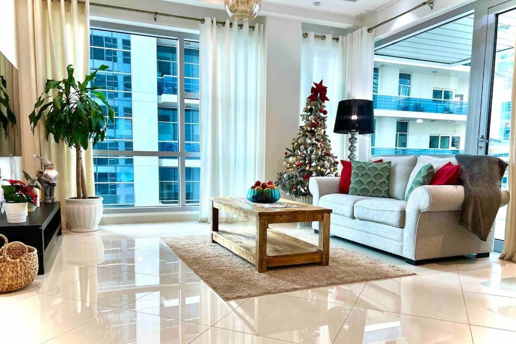 هتل سانکیست هالیدی هومز مدرن 2BR آپت نیِر جی بی آر بیچ، مارینا مال و دی ام سی سی مترو - Sunkissed holiday homes Modern 2BR Apt near JBR beach, Marina mall & DMCC metro