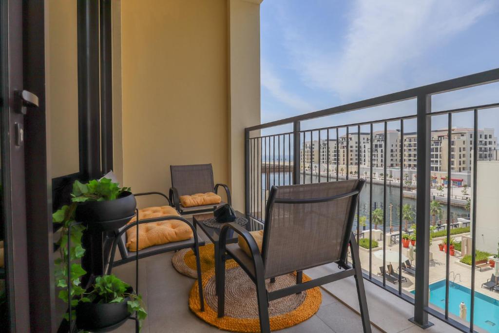 هتل های گستس - استایلش واترفرانت آپارتمان ویت پول این لا مر - HiGuests - Stylish Waterfront Apartment With Pool in La Mer