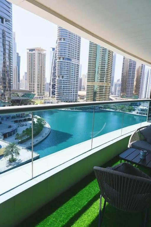 هتل اسپیسیس لاکژری کاندو وید آستونیشینگ لیک ویو! - spacious luxury condo with astonishing lake view!