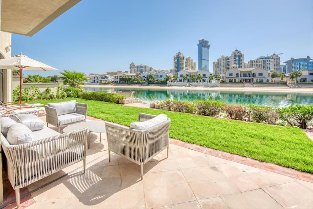 هتل سال لیوینگ - شیک 5BR گاردن ویلا و/استخر و بیچ در پام جمیرا SOL Living - Chic 5BR Garden Villa w/Pool & Beach in Palm Jumeirah
