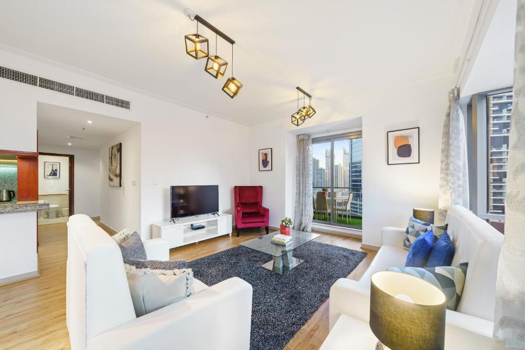 هتل کانتمپراری اند رومهی تو بی ار وید برج خلیفه ویو - Contemporary & Roomy 2BR with Burj Khalifa view