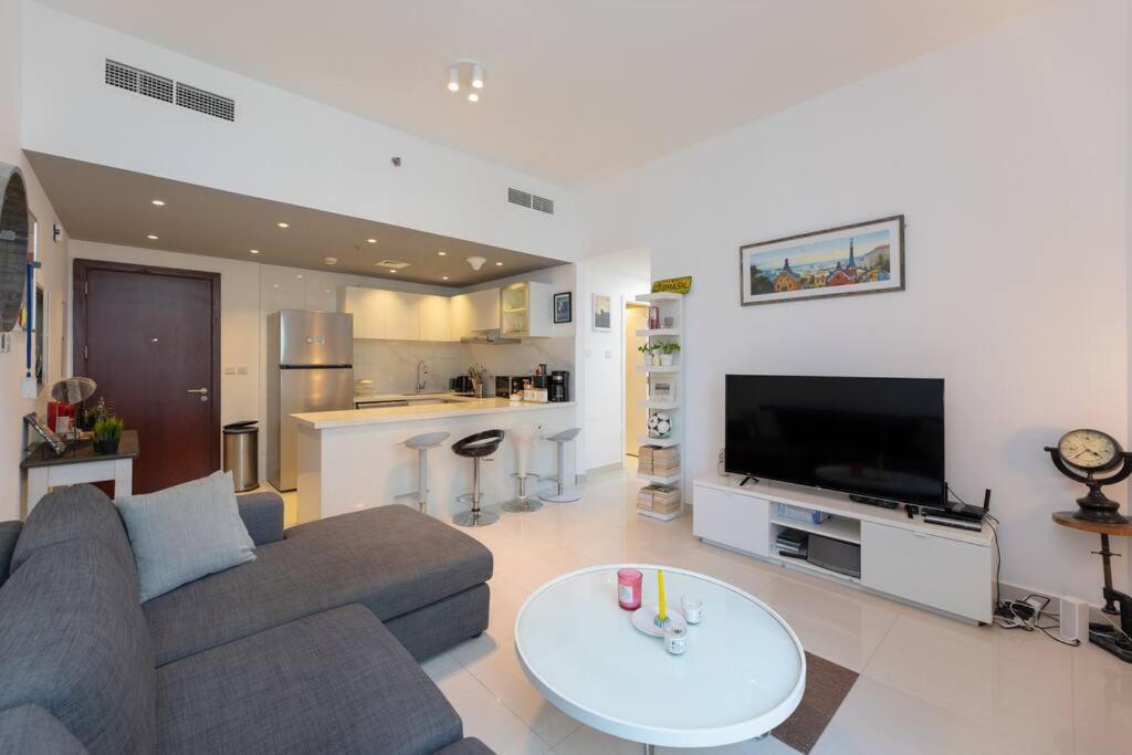 هتل بیوتیفول 2 بی آر این مارینا وارف و واترفرنت ویو - Beautiful 2 BR in Marina Wharf w Waterfront View