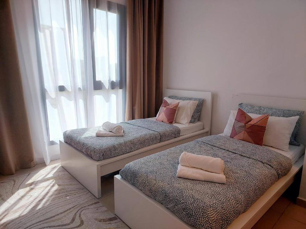 هتل پریمیئر فرنشد استودیو وید توئین بدز - Premier Furnished Studio with Twin Beds