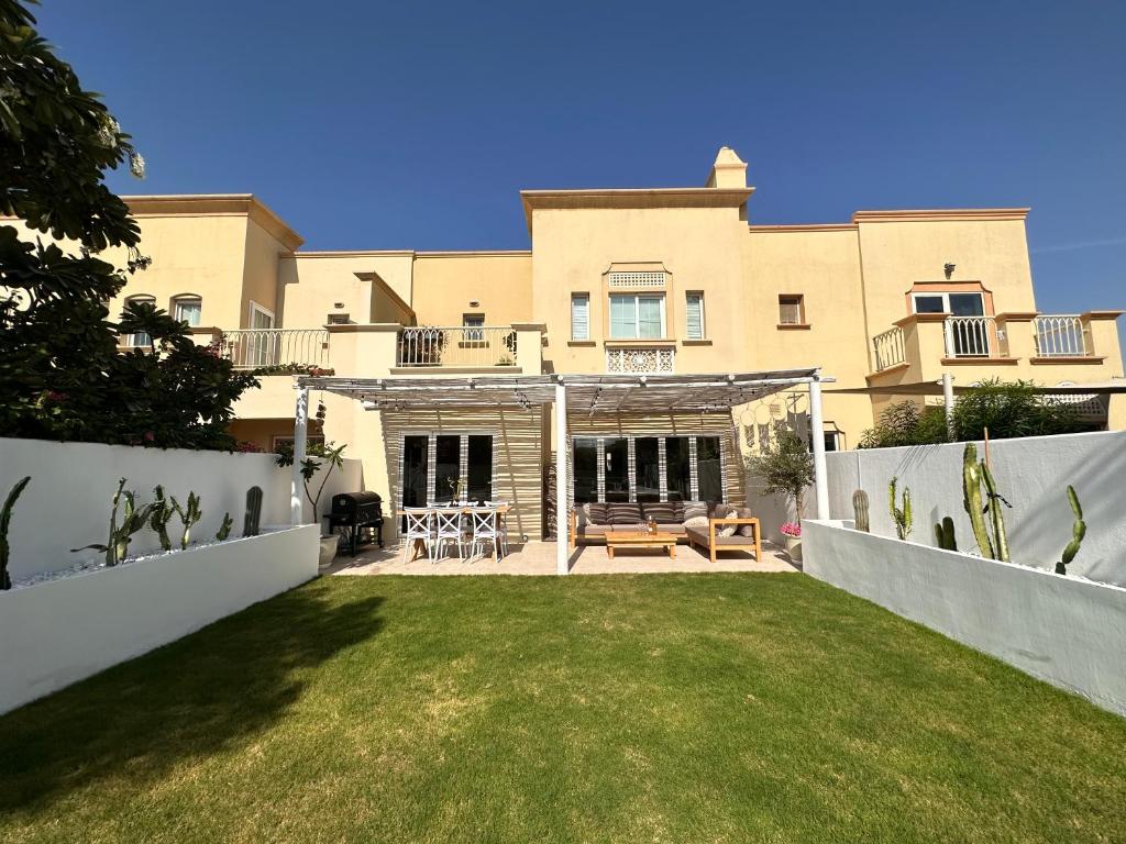 هتل لیک ویلا، دِ اسپرینگز دبی Lake View Villa, The Springs Dubai