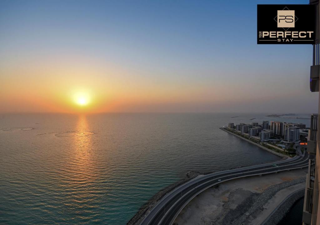 هتل لاژ آپارتمان بای یور پرفکت شورت لتس ویت سانست سی ویوز ویت سوئمینگ پول - Large Apartment By Your Perfect Short Lets With SUNSET SEA VIEWS with swimming pool