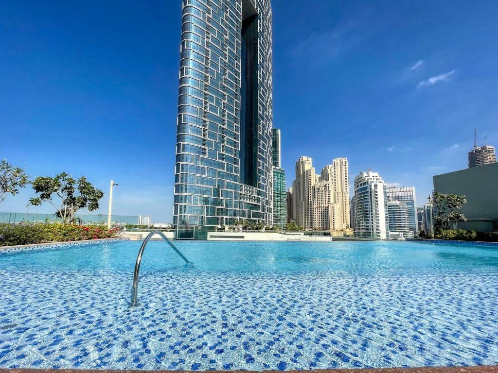 هتل گست رمدی - کنتمپوری وید آین دبی ویو - GuestReady - Contemporary with Ain Dubai View