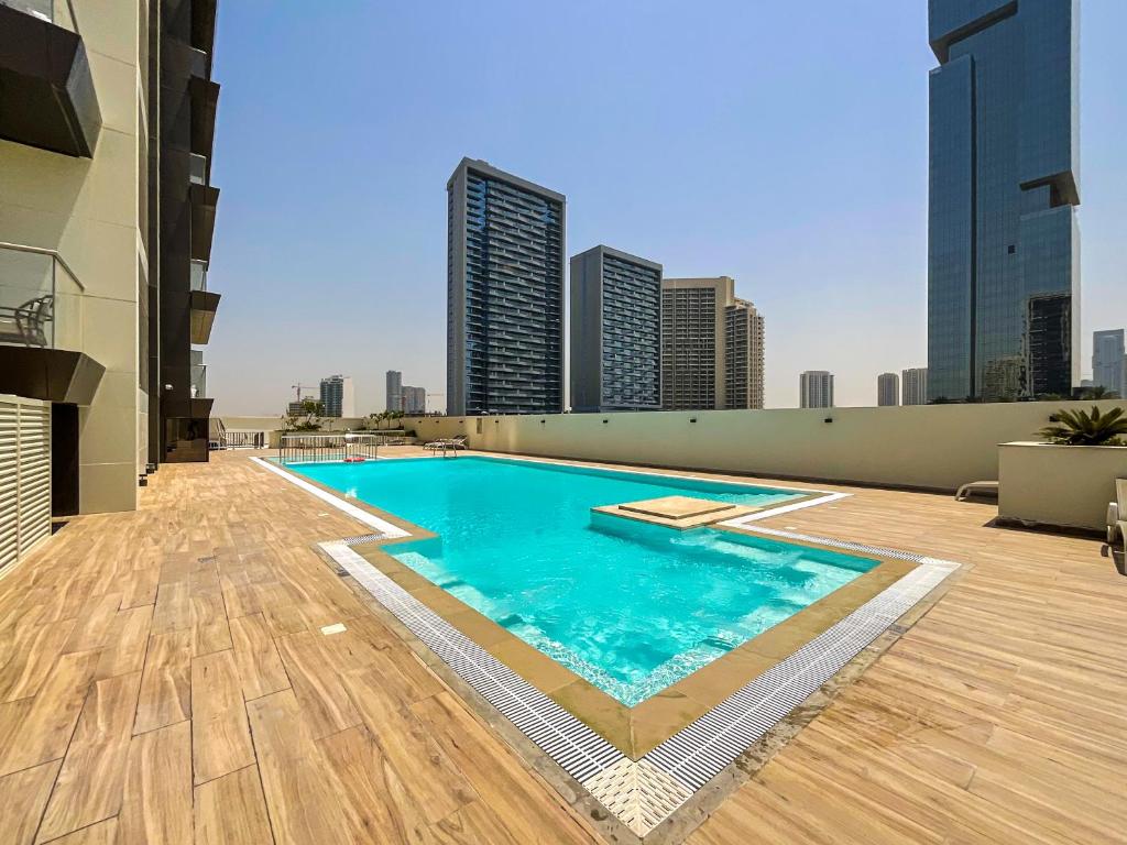 هتل ول هوم - اورگرین آپارتمان امیست ویبرنت جی وی سی ویت پول - WelHome - Evergreen Apartment Amidst Vibrant JVC With Pool
