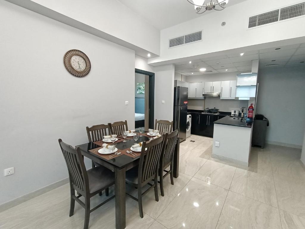 هتل سیتی‌اسکیپ سرنیتی آپت وید اسکای‌لاین اند استیبل ویو - Cityscape Serenity Apt with Skyline & Stable View