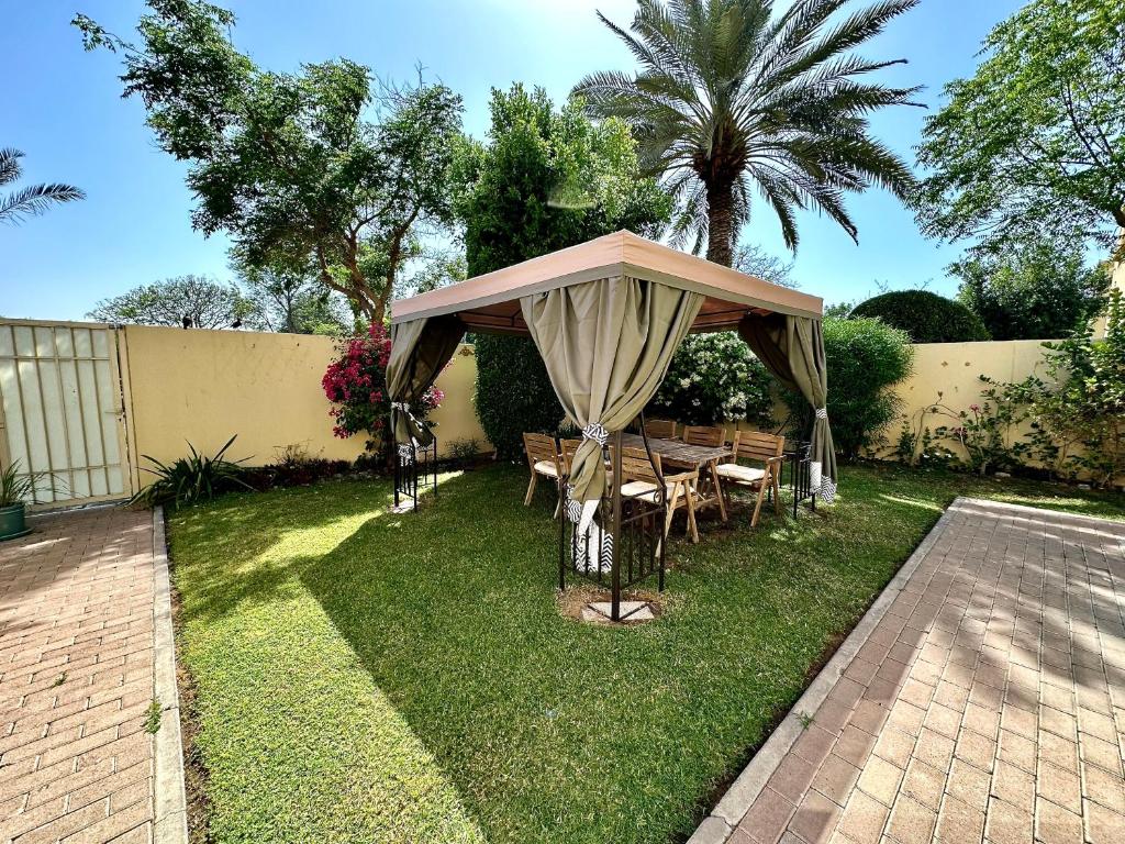 هتل لاکسی بی ان بی اسپرینگز ویلا پرایوت گاردن Lux BnB Springs Villa Private Garden