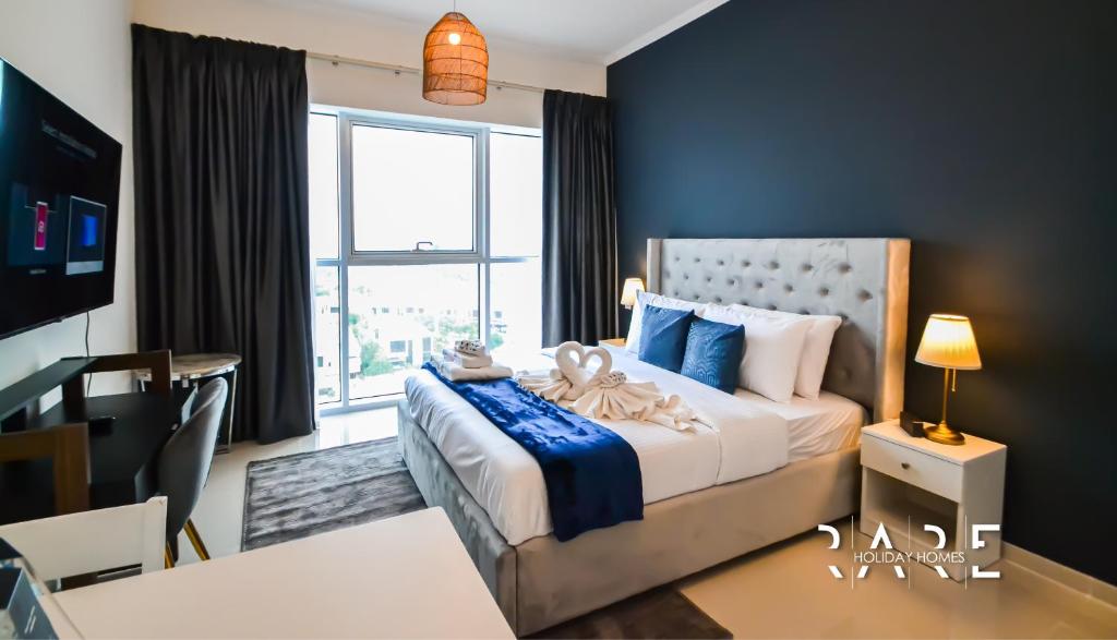 هتل رر هالیدی هومز - گلف کورس ویو - کارسون تاور بی - داماک هیلز - آر910 - Rare Holiday Homes - Golf Course View - Carson Tower B - Damac Hills - R910