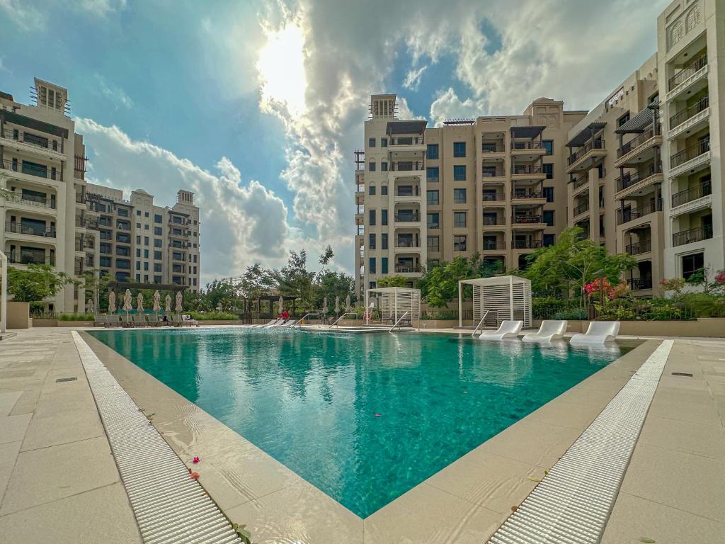 هتل های گستس - چارجینگ مادرن آپارتمان کلوز تو د سُک این ام جی ال - HiGuests - Charming Modern Apartment Close To The Souk in MJL