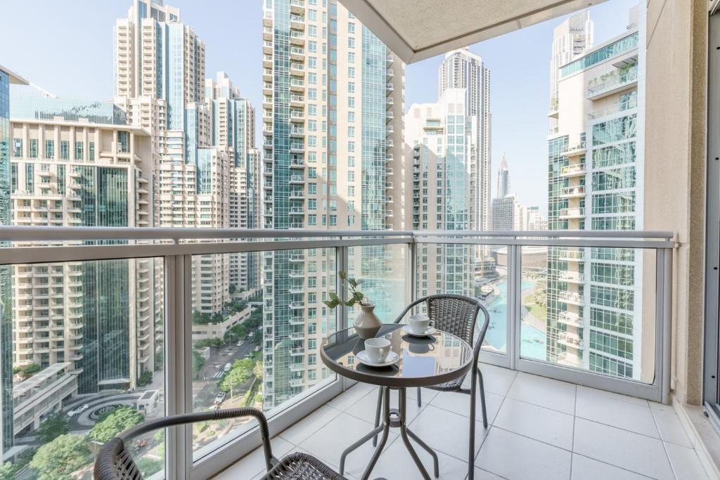 هتل گست ردی - مدرن وایت وید دبی فونت ویو - GuestReady - Modern White with Dubai Fountain View
