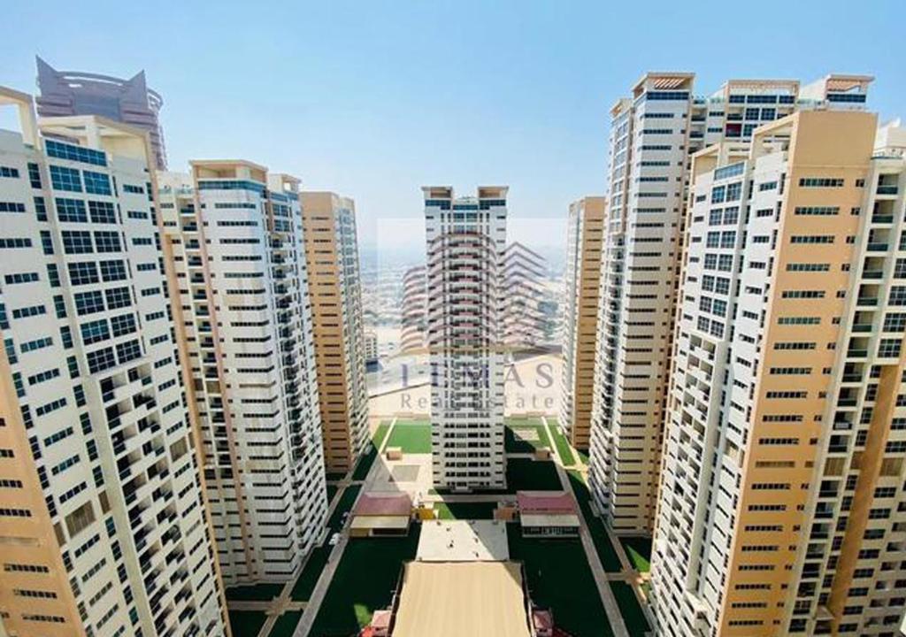 هتل بیوتیفول مستر بد روم این شیرد آپارتمان Beautiful Master Bedroom in shared apartment