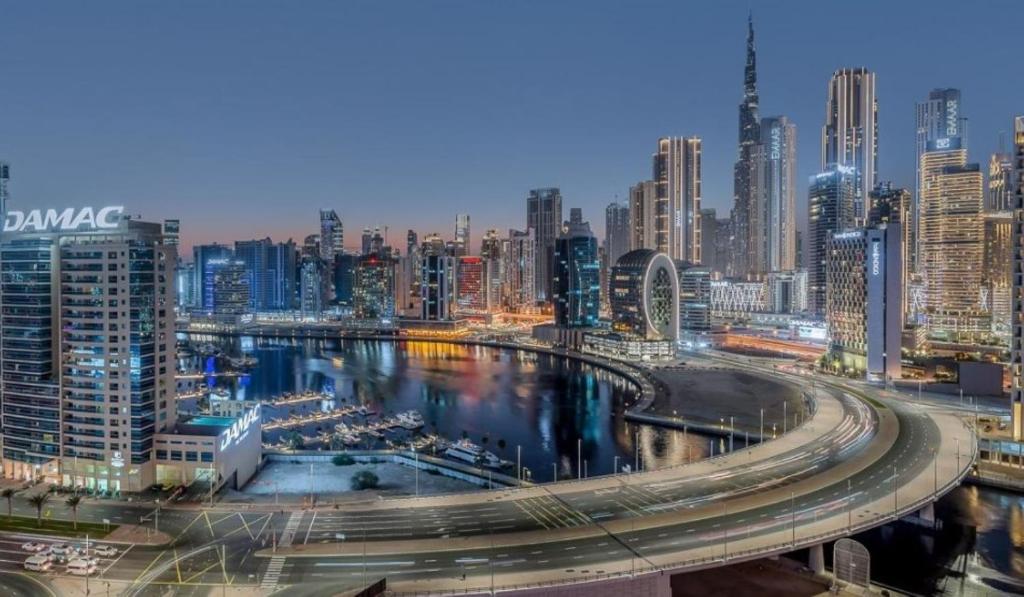 هتل مدرن 1 بی آر ویت روفتاپ پول د بری بیزنس بی - Modern 1BR with Rooftop Pool The Bay Business Bay