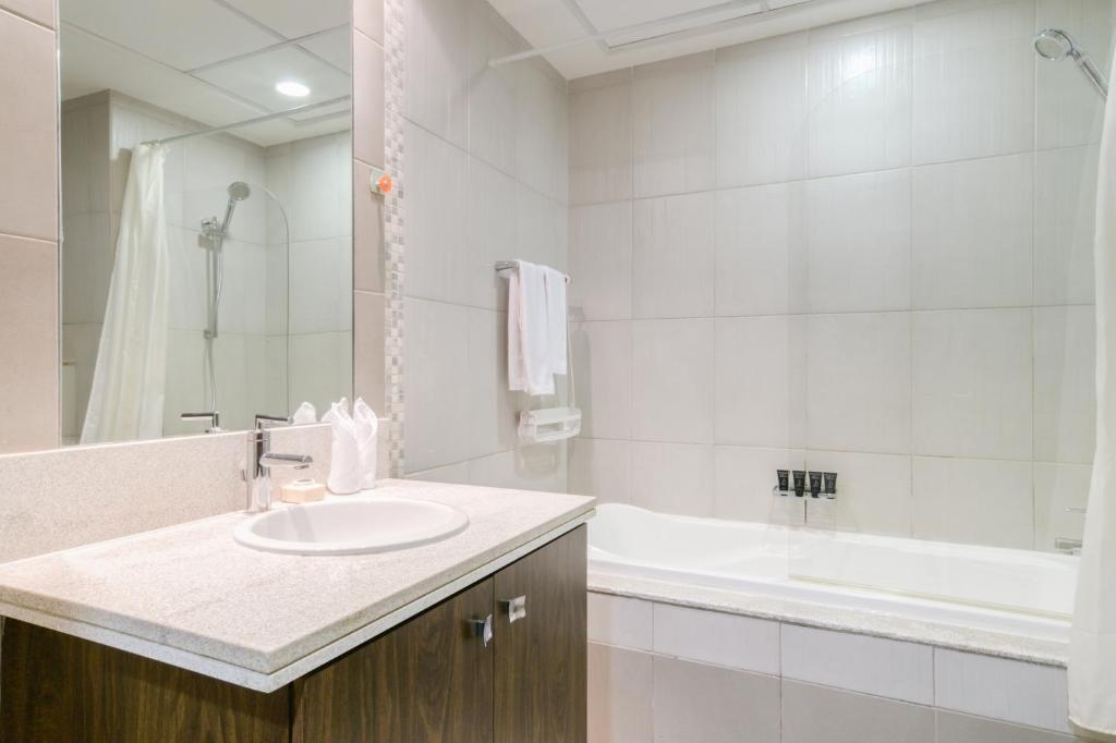 هتل اسپیشس وان بی آر آپارتمان اگزکتیو تاورز بیزنس بی - spacious 1BR Apartment Executive Towers Business Bay