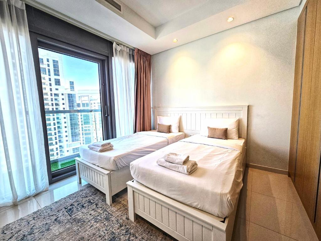 Vacay Lettings - Burj Khalifa View 3 bed at Paramount Midtown