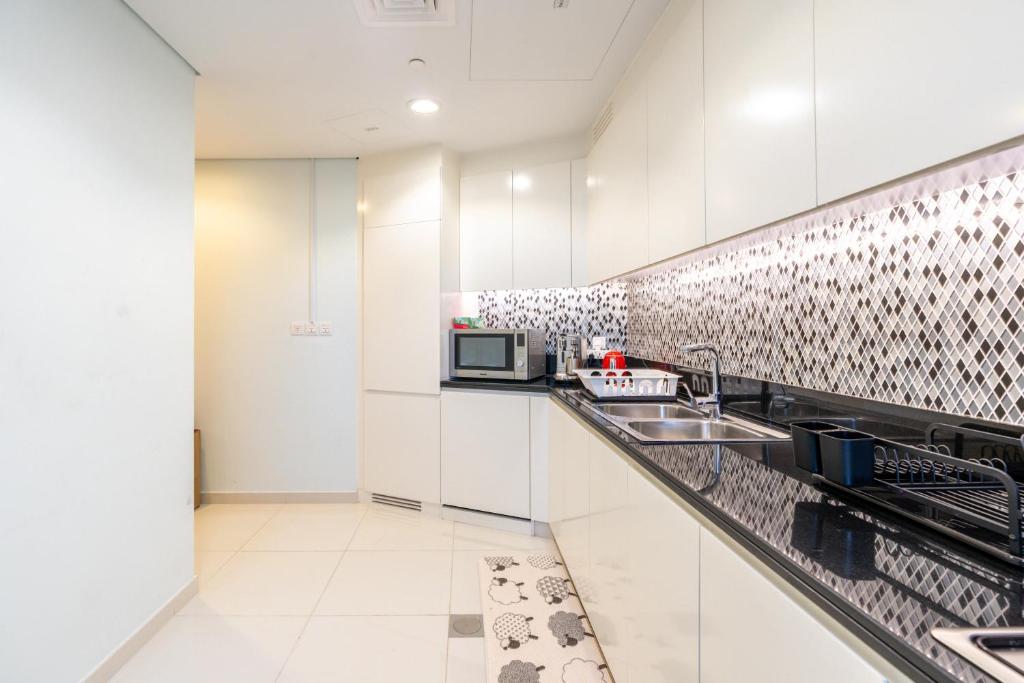 Vacay Lettings - Burj Khalifa View 3 bed at Paramount Midtown