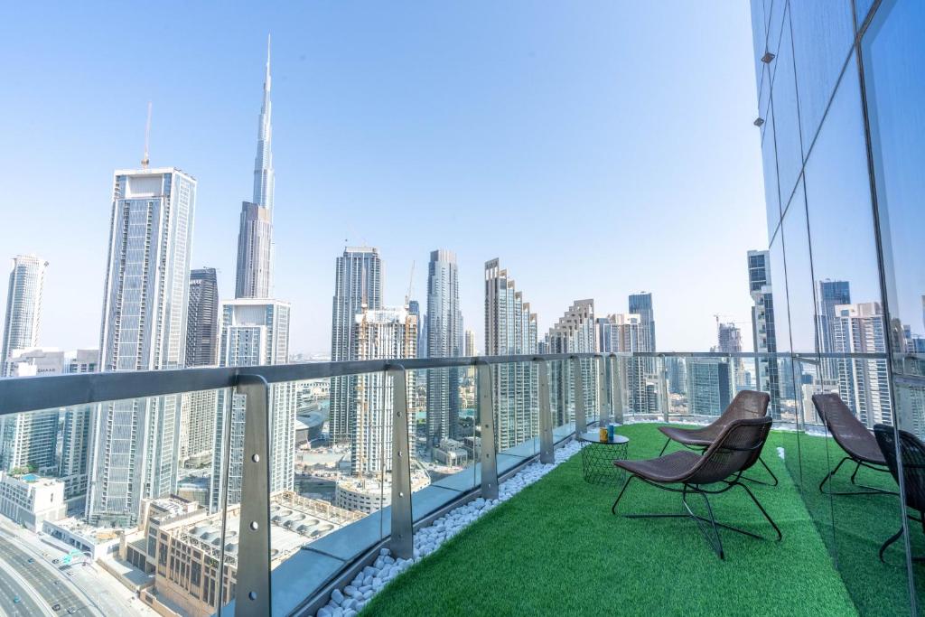 Vacay Lettings - Burj Khalifa View 3 bed at Paramount Midtown