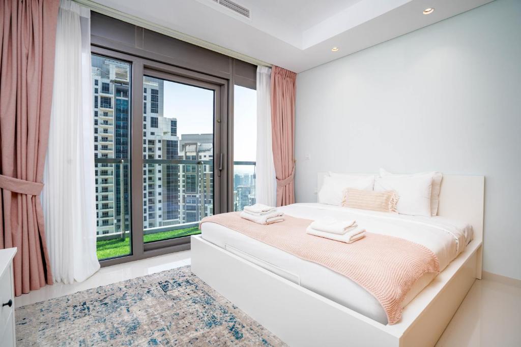 Vacay Lettings - Burj Khalifa View 3 bed at Paramount Midtown