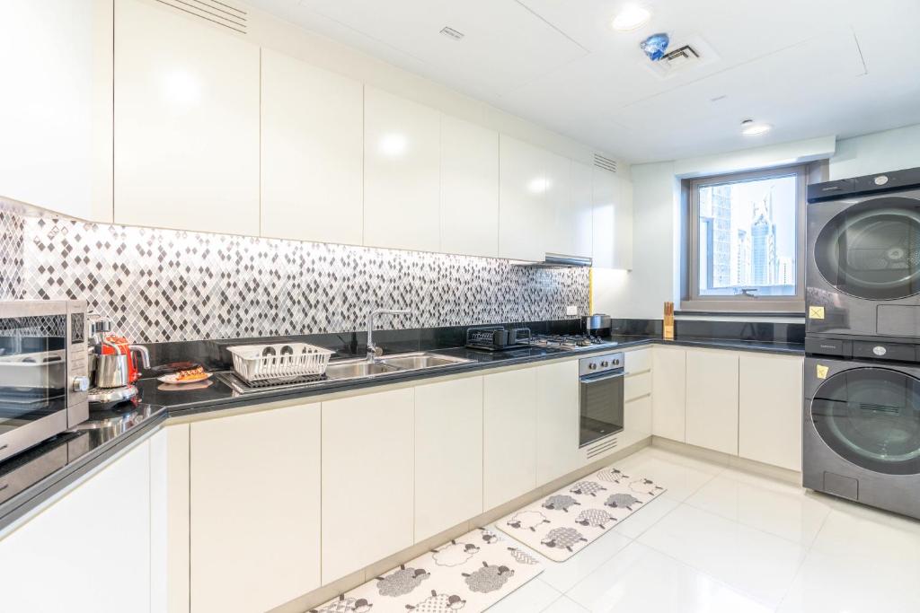 Vacay Lettings - Burj Khalifa View 3 bed at Paramount Midtown