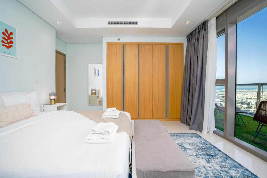 Vacay Lettings - Burj Khalifa View 3 bed at Paramount Midtown