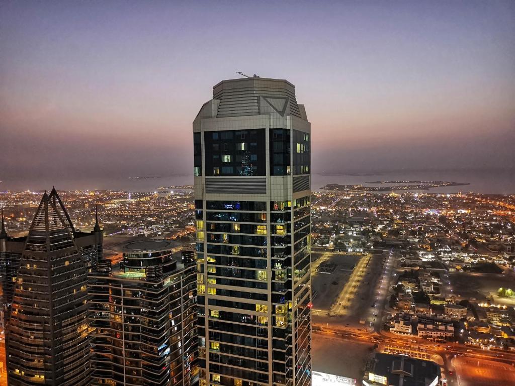 Vacay Lettings - Burj Khalifa View 3 bed at Paramount Midtown