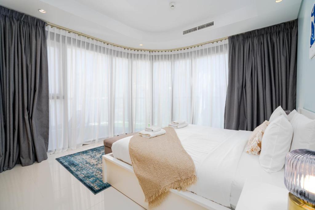 Vacay Lettings - Burj Khalifa View 3 bed at Paramount Midtown