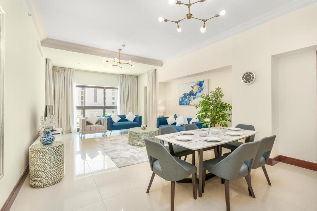 هتل پالم اویسس ریتریت این پالم 2 بی آر تییل اند گری الیگنس پالم جمیرا- پرایویت بیچ اند فیرمانت اکسس - Palm Oasis Retreat in Palm 2BR Teal & Gray Elegance Palm Jumeriah- Private Beach & Fairmont Access