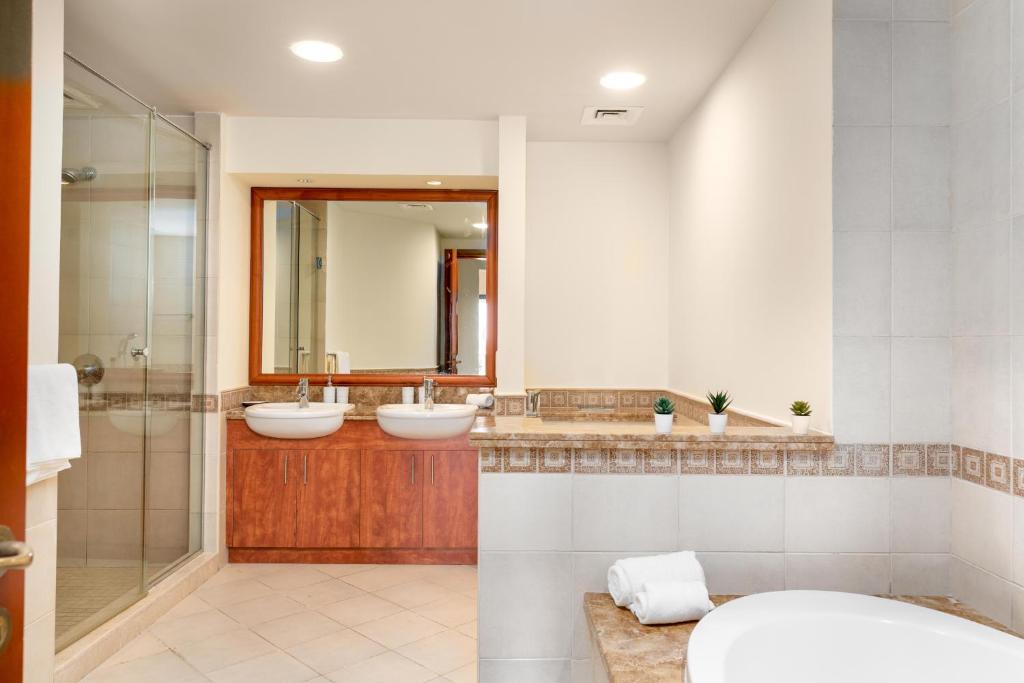 Palm Oasis Retreat in Palm 2BR Teal & Gray Elegance Palm Jumeriah- Private Beach & Fairmont Access