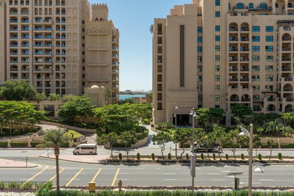 Palm Oasis Retreat in Palm 2BR Teal & Gray Elegance Palm Jumeriah- Private Beach & Fairmont Access