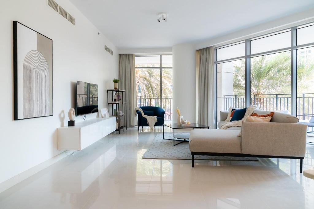 هتل های گستس - الیگنت آپت وید تراس مینتس فروم برج خلیفه - HiGuests - Elegant Apt With Terrace Minutes from Burj Khalifa