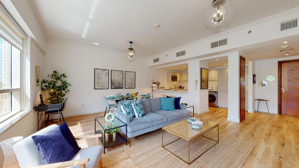 هتل ترندی برایت آپارتمان ویت مارینا، پول اند این ویوز - Trendy Bright Apartment with Marina, Pool and Ain Views