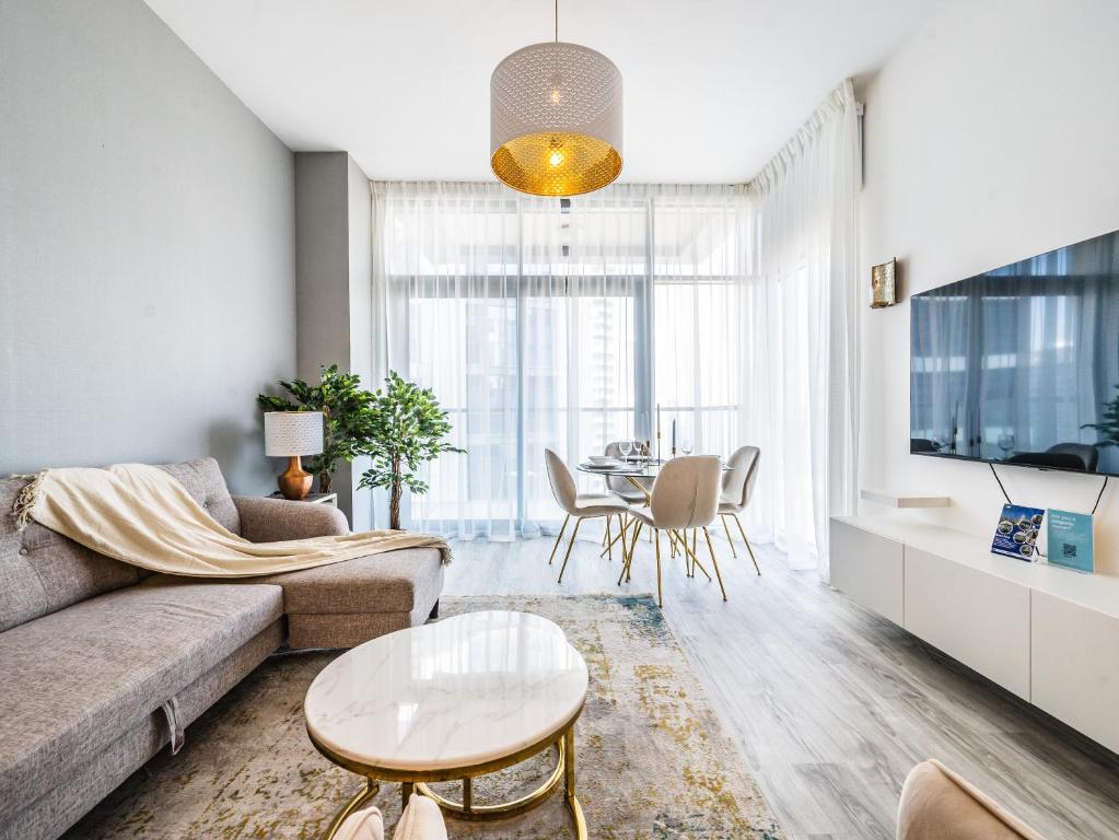 هتل گلاموروس اپت ویت بالکنی فیسینگ برج خلیفه - Glamorous Apt With Balcony Facing Burj Khalifa