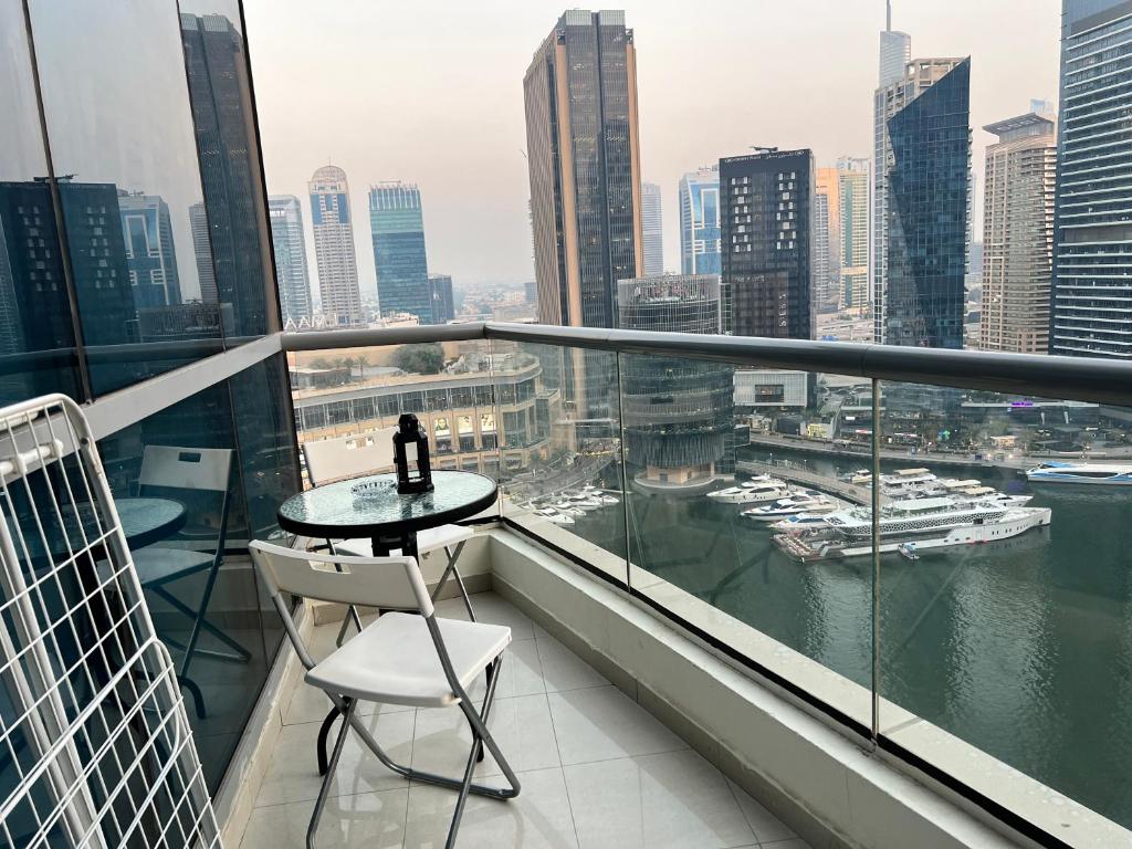 Rare Waterfront Studio in Bay Central, Dubai Marina