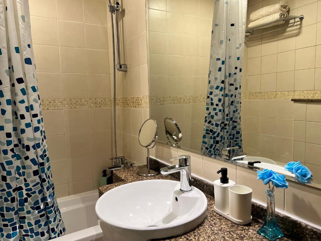 Rare Waterfront Studio in Bay Central, Dubai Marina